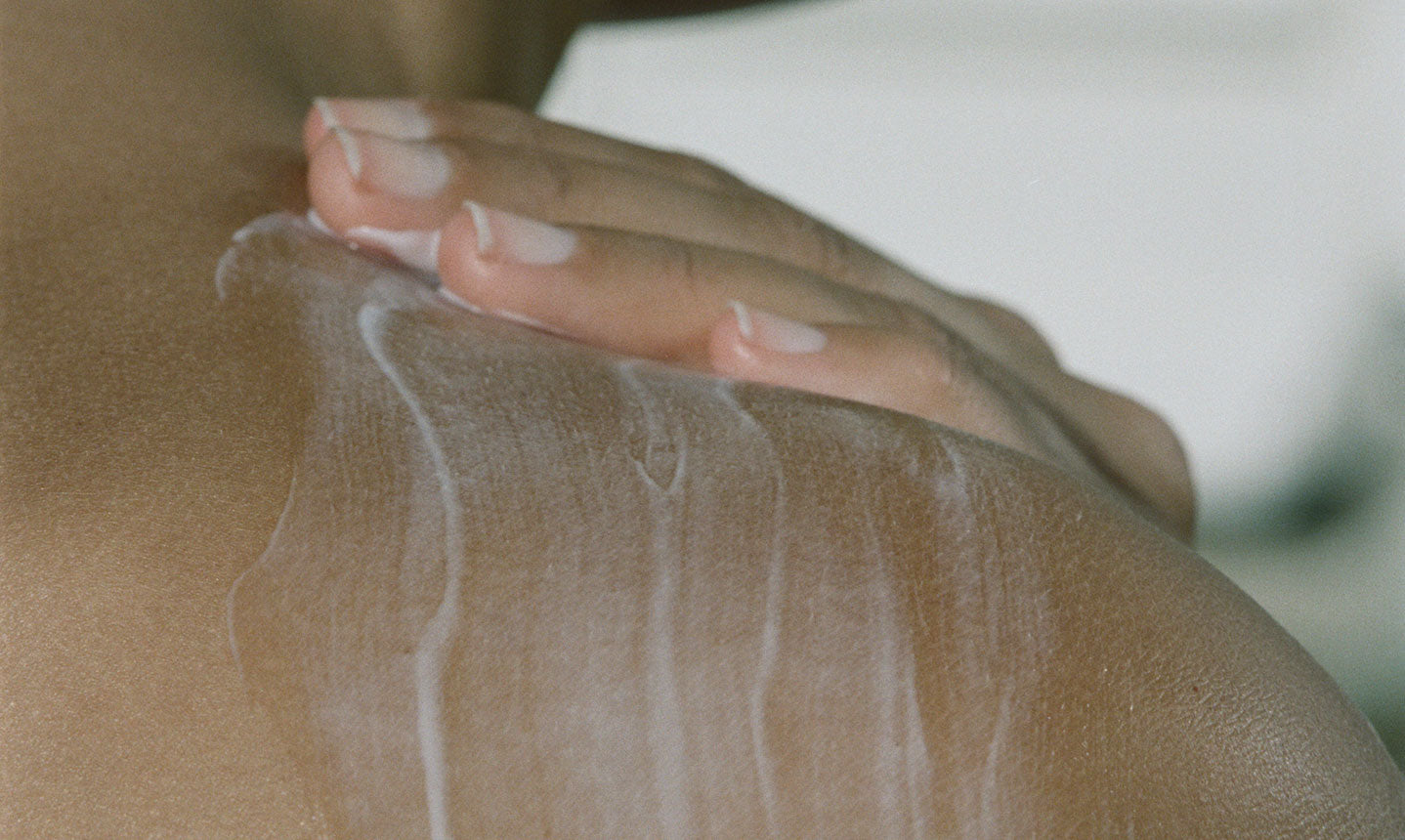 Load video: &lt;p&gt;&lt;span class=&quot;metafield-multi_line_text_field&quot;&gt;Apply a handful of lotion and massage it in circular movements all over the body.&lt;/span&gt;&lt;/p&gt;