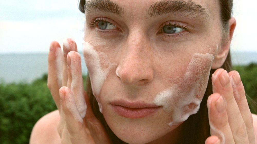 Load video: &lt;p&gt;&lt;span class=&quot;metafield-multi_line_text_field&quot;&gt;Step 1 : Start your ritual by applying one to two pumps of Cleansing Foam. &lt;br /&gt;
&lt;br /&gt;
Step 2 : Massage in circular motions, letting the soft and dense texture gently cleanse the skin.&lt;br /&gt;
&lt;br /&gt;
Step 3 : Rinse off thoroughly with water and pat face dry.&lt;br /&gt;
&lt;br /&gt;
Use daily- in the morning to awaken the skin or in the evening to unwind&lt;/span&gt;&lt;/p&gt;