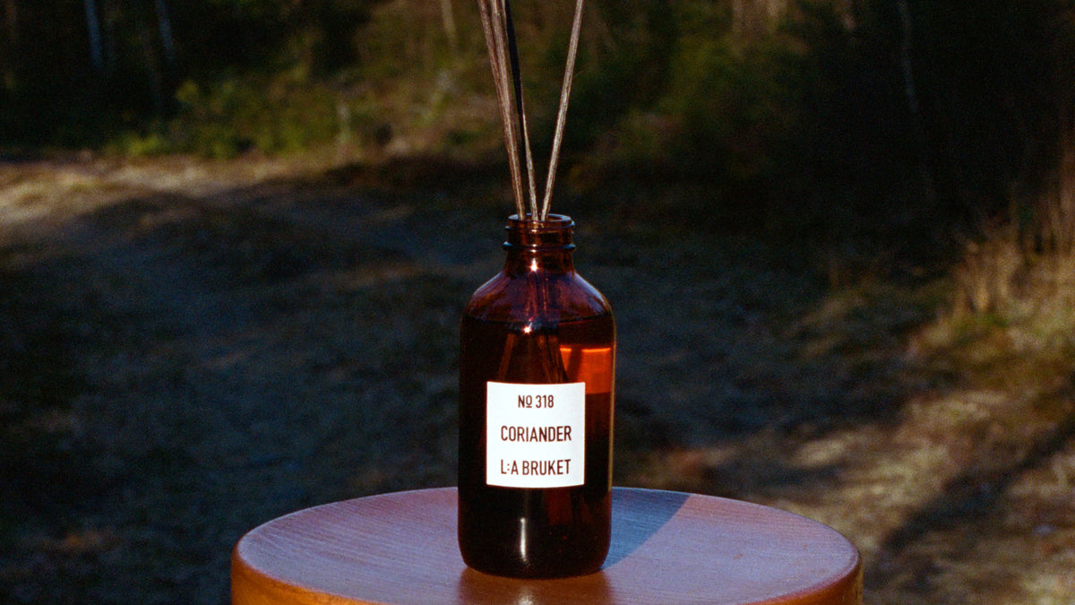 Load video: <p><span class="metafield-multi_line_text_field">Immerse four rattan sticks in the bottle and allow to pre-soak for 30 minutes before turning the sticks around to soak further. This ritual can be repeated as often as needed to reactivate the fragrance. You can adjust the intensity of the scent by removing or adding rattan sticks.</span></p>