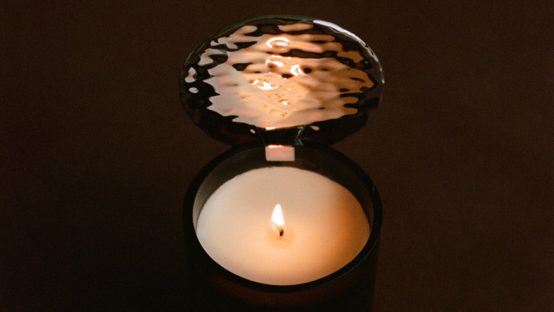 Load video: &lt;p&gt;&lt;span class=&quot;metafield-multi_line_text_field&quot;&gt;Place the candle on a stable, heat-resistant surface away from flammable objects. Lift the Candle Reflektor from its lid position and place vertically on the rim of the candle vessel using the hinge. Ensure it’s secure before lighting the wick and do not let flame touch the Candle Reflektor. &lt;/span&gt;&lt;/p&gt;