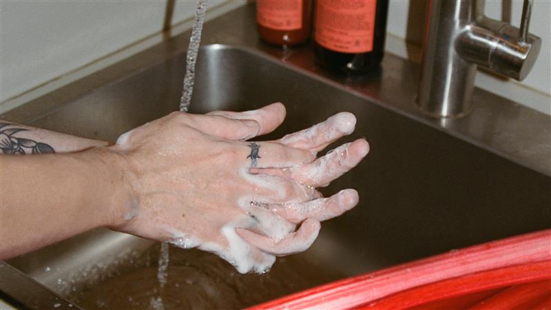 Video laden: <p><span class="metafield-multi_line_text_field">Aufschäumen und Hände oder Körper sanft mit dem zarten, reichhaltigen Schaum einmassieren. Anschließend gründlich mit Wasser abspülen.</span></p>