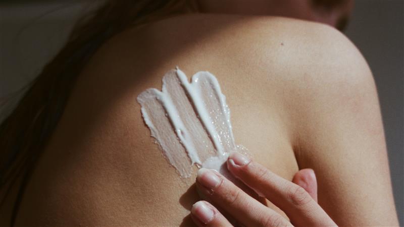 Video laden: <p><span class="metafield-multi_line_text_field">Eine kleine Menge der Lotion gleichmäßig auf dem Körper verteilen und in kreisenden Bewegungen sanft in die Haut einmassieren.</span></p>