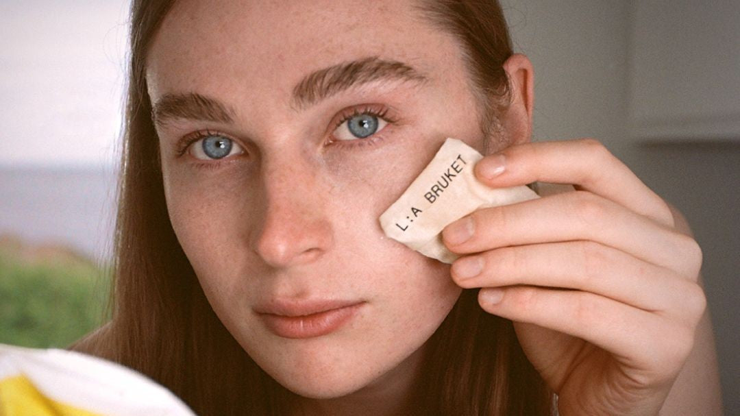 Load video: &lt;p&gt;&lt;span class=&quot;metafield-multi_line_text_field&quot;&gt;Step 1 - After ensuring your face is freshly cleansed and make-up free, Take the Plumping Ice Cube from the freezer.&lt;br /&gt;
&lt;br /&gt;
Step 2 - Wrap it in the organic cotton square provided, folding the edges to ensure a comfortable grip.&lt;br /&gt;
&lt;br /&gt;
Step 3 - Glide gently over the face, neck and décolleté for 1 to 2 minutes, allowing the Ice Cube to melt  through the fabric and infuse the skin.&lt;br /&gt;
&lt;br /&gt;
Use up to three times a week for optimal results.&lt;/span&gt;&lt;/p&gt;