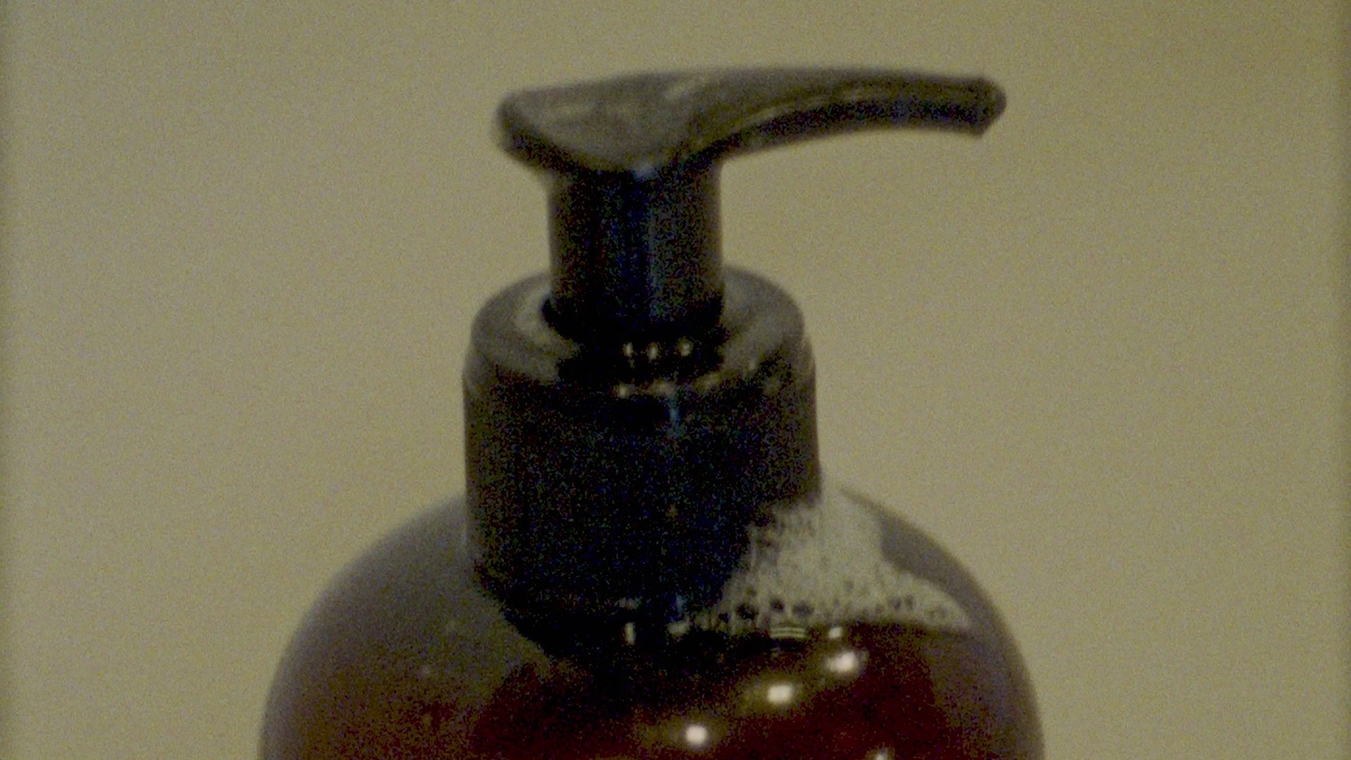 Load video: &lt;p&gt;&lt;span class=&quot;metafield-multi_line_text_field&quot;&gt;Work up a rich lather in wet hands and massage hands and/or body thoroughly before rinsing off with water.&lt;/span&gt;&lt;/p&gt;