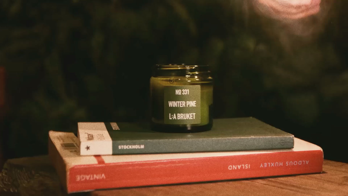 Charger la vidéo : <p><span class="metafield-multi_line_text_field">Lors de la première utilisation, laissez la bougie brûler jusqu'à ce que toute la surface soit fondue, en coupant la mèche à 5 mm avant chaque utilisation suivante. Pour profiter au mieux de la bougie, ne la laissez pas brûler plus de deux heures d'affilée. Dans le cas où la bougie se consume complètement, protégez les surfaces de la chaleur.</span></p>