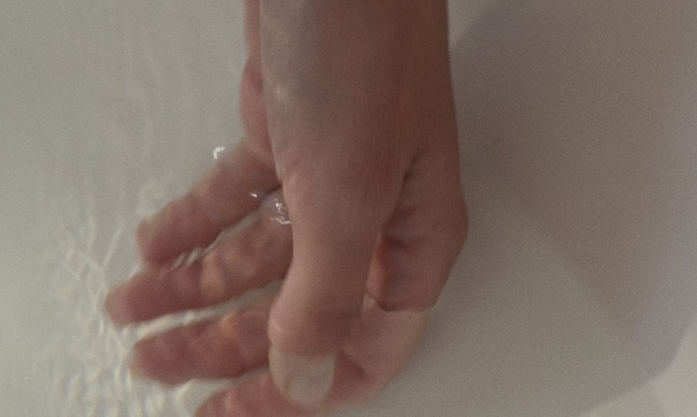 Load video: &lt;p&gt;&lt;span class=&quot;metafield-multi_line_text_field&quot;&gt;Work up a rich lather in wet hands and massage hands and/or body thoroughly before rinsing off with water.&lt;/span&gt;&lt;/p&gt;