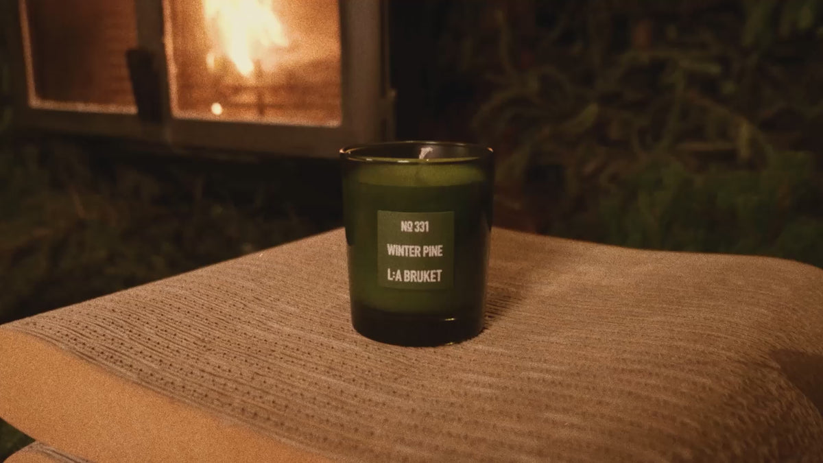 Load video: <p><span class="metafield-multi_line_text_field">When first lit, burn the candle until the entire surface is melted, trimming the wick to 5mm before each following use. To get the best from the candle, light for no longer than two hours at a time and protect surfaces from heat as it burns all the way down.</span></p>